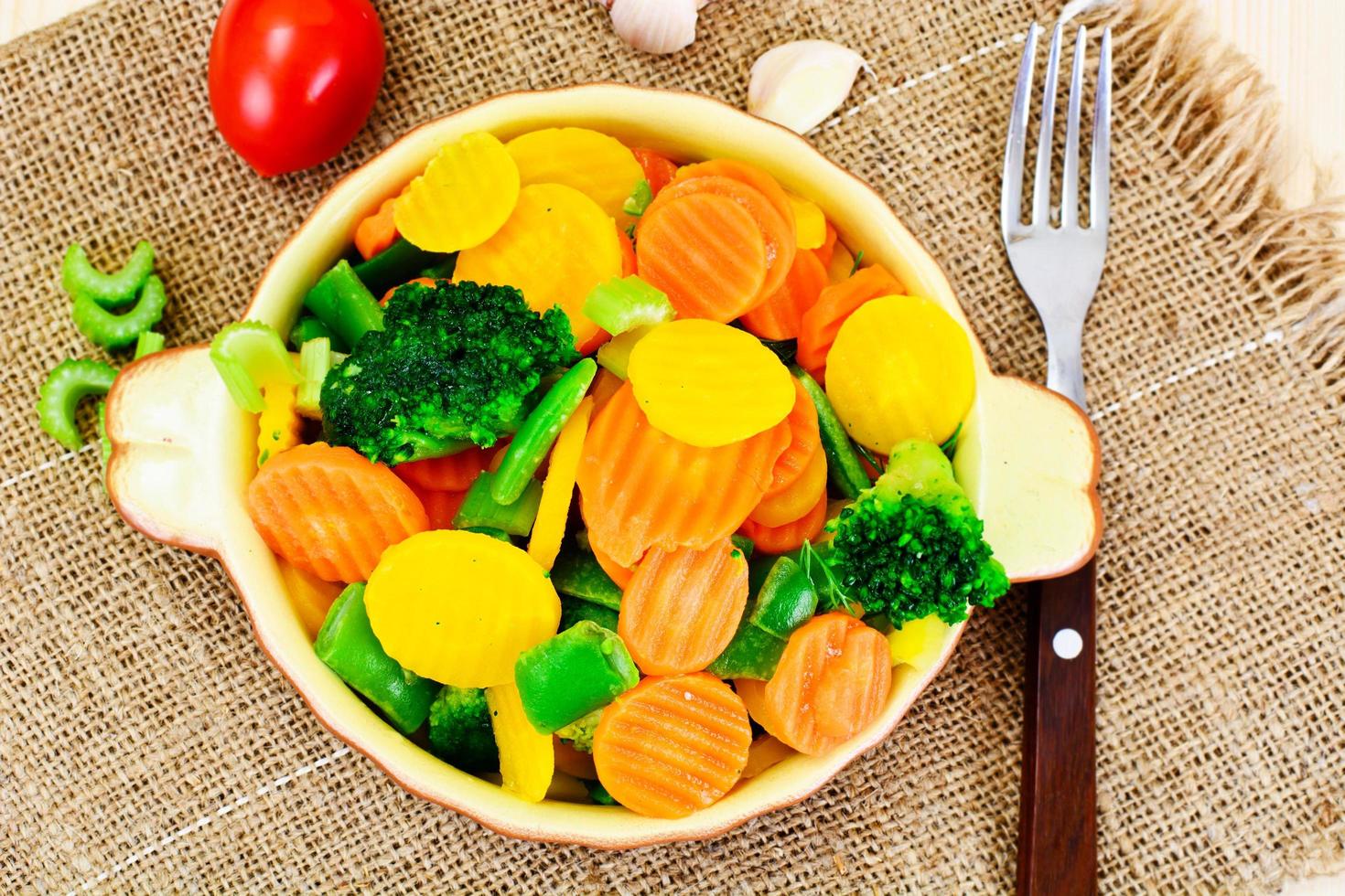 verduras al vapor patatas, zanahorias, coliflor, brócoli foto
