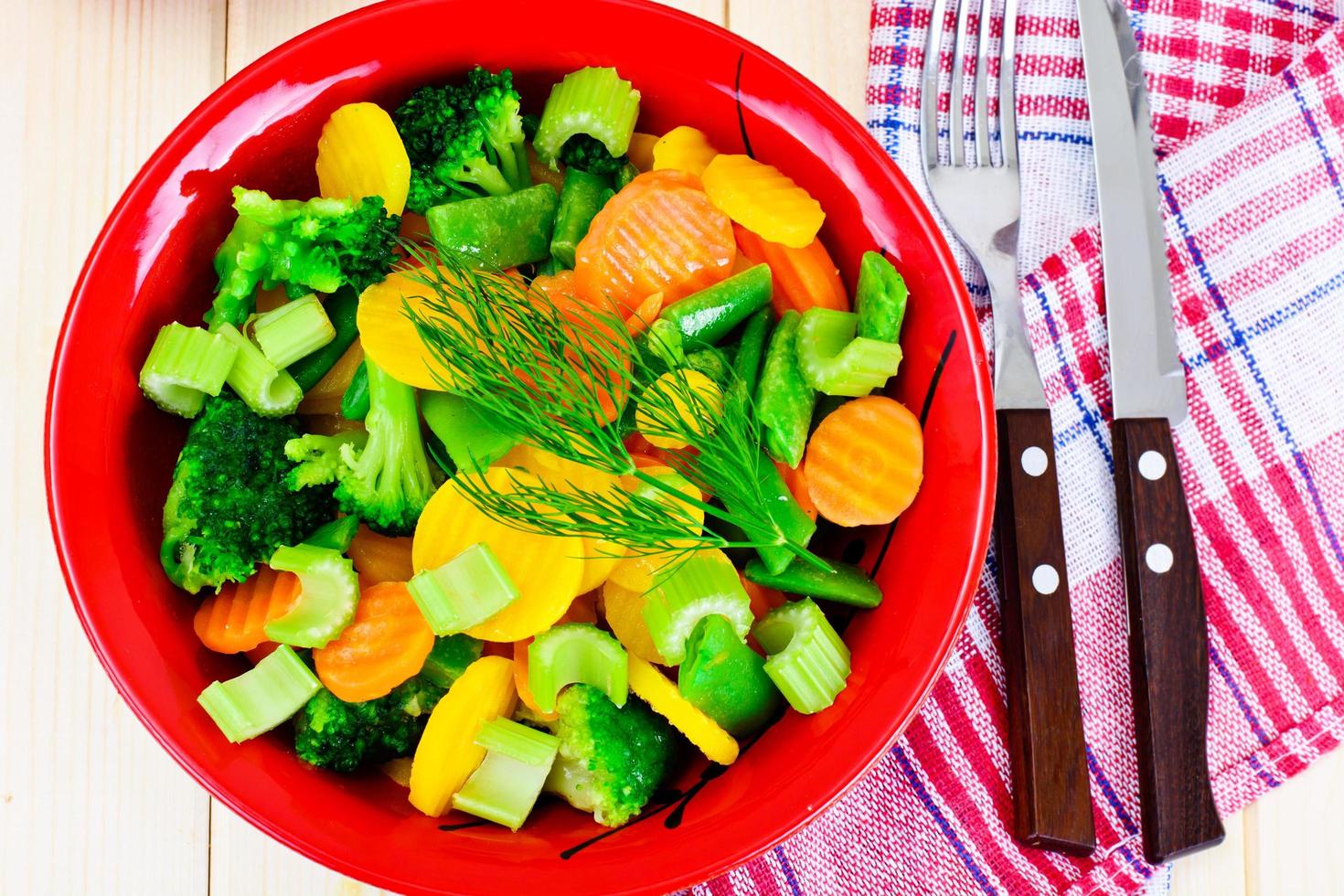 verduras al vapor patatas, zanahorias, coliflor, brócoli foto