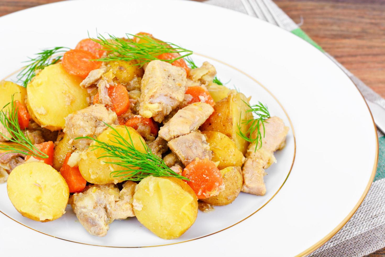 membrillo guisado con patatas, zanahorias, cebollas y carne foto