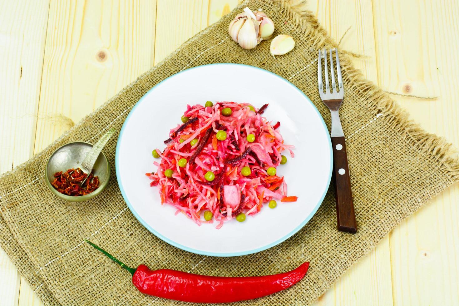 ensalada de remolacha y zanahoria con chucrut, guisantes, especias foto