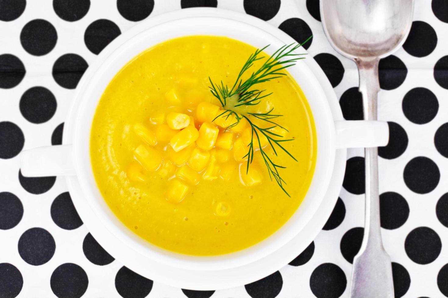 sopa de puré de papa con elote foto