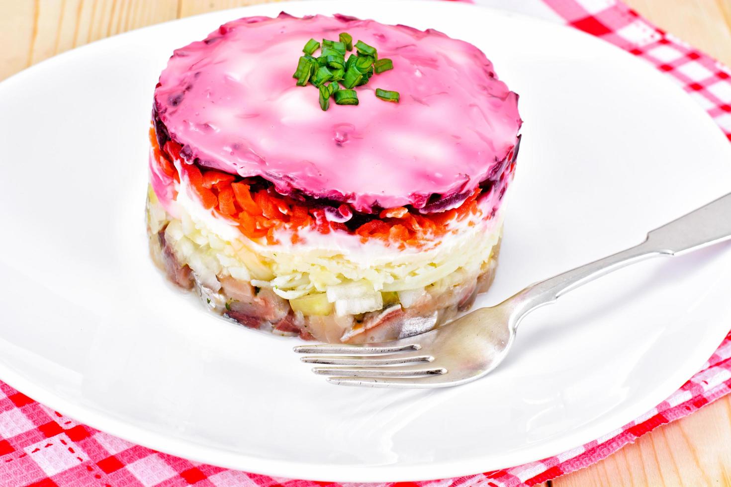 Ensalada rusa de shuba con remolacha, patatas, zanahorias y arenque foto