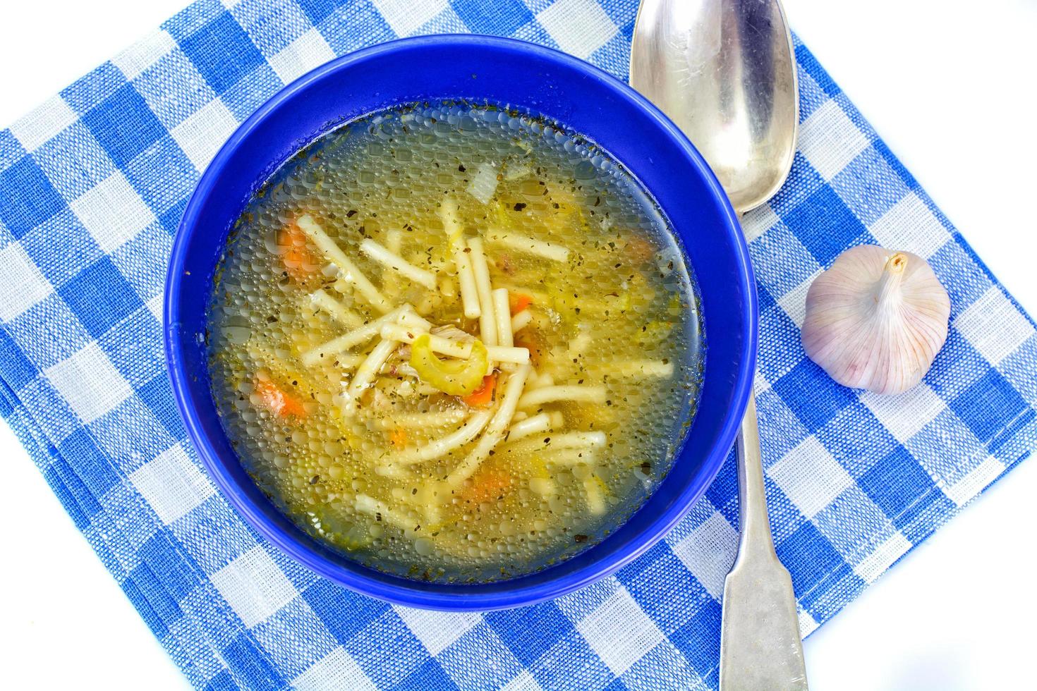 sopa con caldo de pollo. fideos y verduras foto