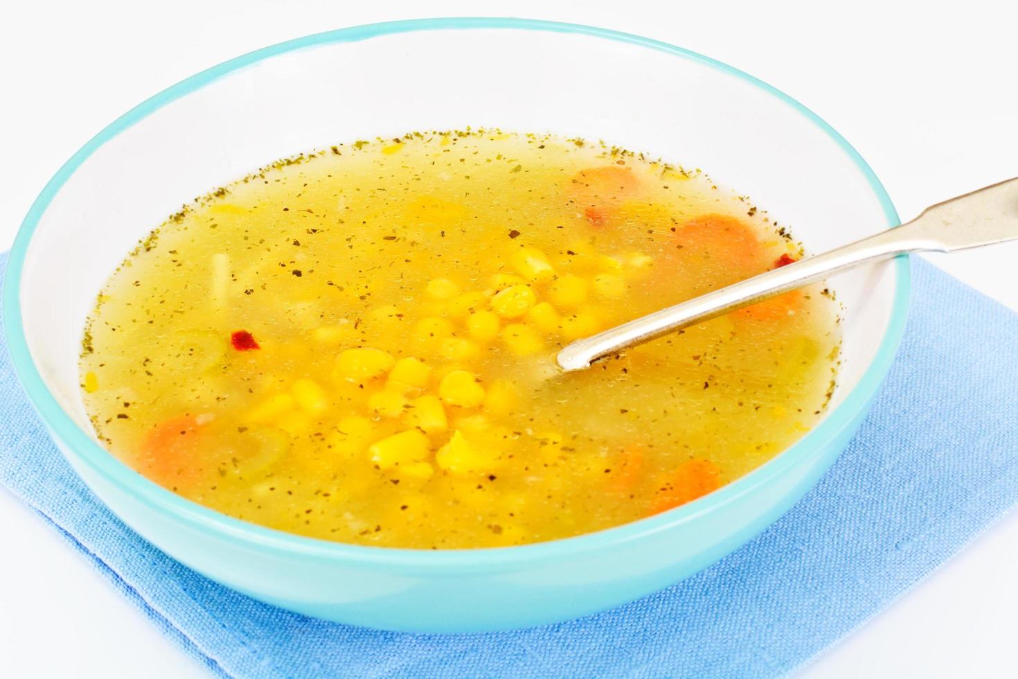 sopa con caldo de pollo. fideos y verduras foto