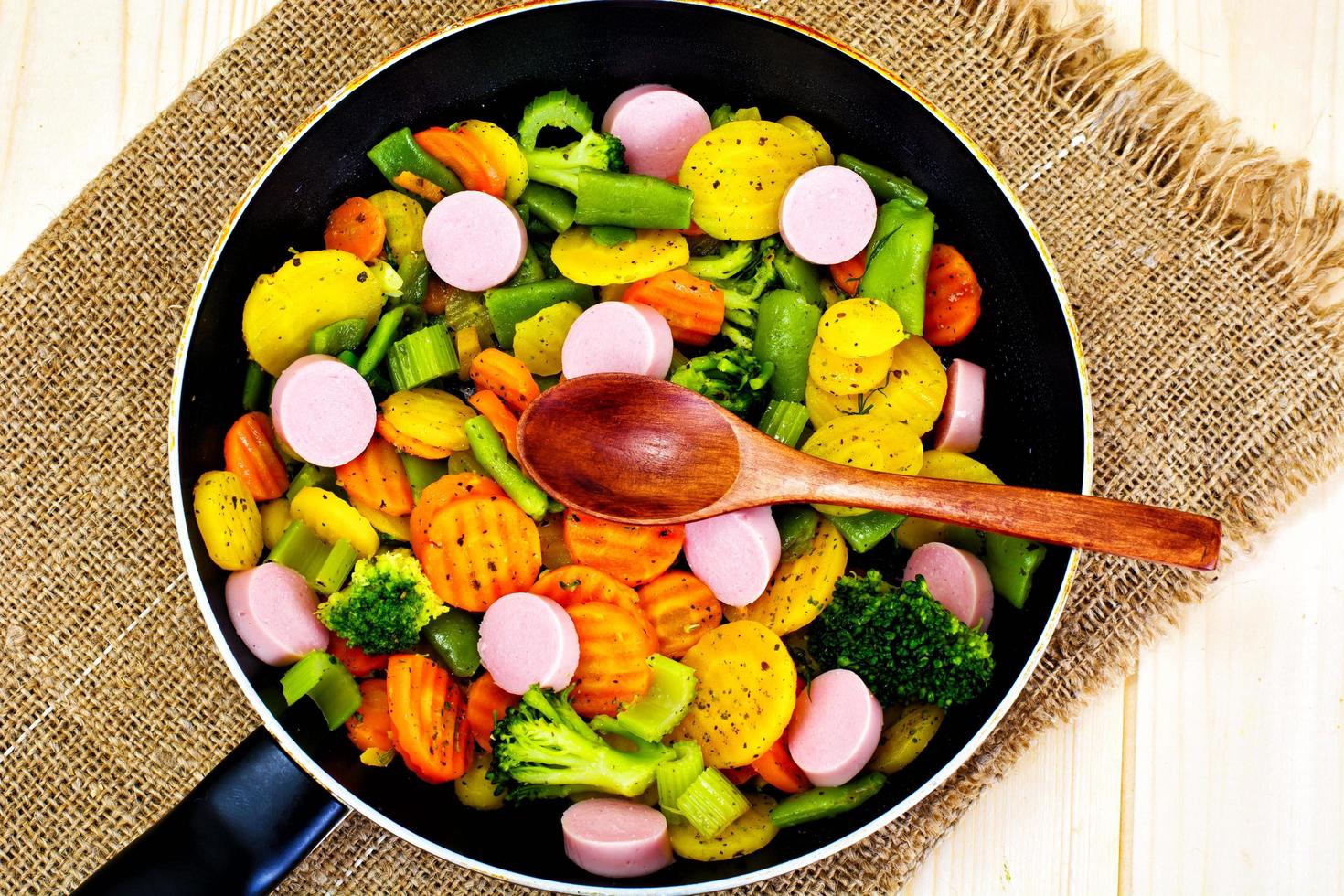 verduras al vapor patatas, zanahorias y brócoli con salchichas foto