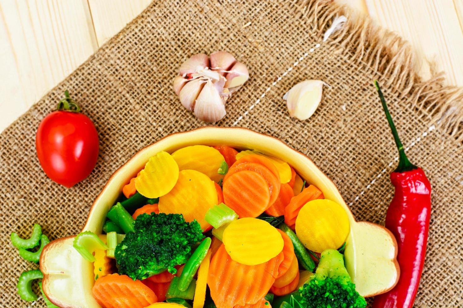 verduras al vapor patatas, zanahorias, coliflor, brócoli foto