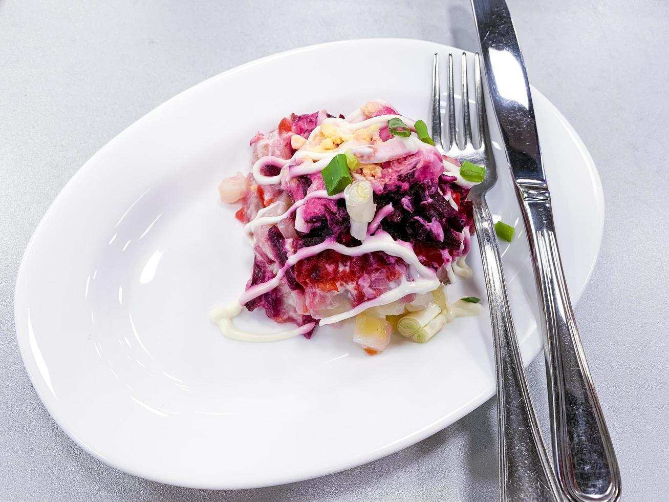 plato blanco con ensalada de verduras de remolacha. Foto