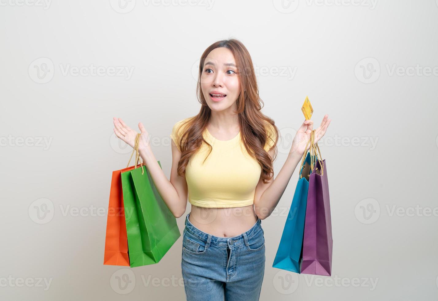 retrato, mujer hermosa, tenencia, bolsa de compras, y, tarjeta de crédito foto