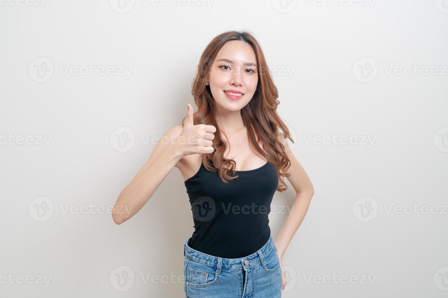 Retrato de mujer hermosa con la mano mostrar ok o estar de acuerdo con el signo de la mano foto