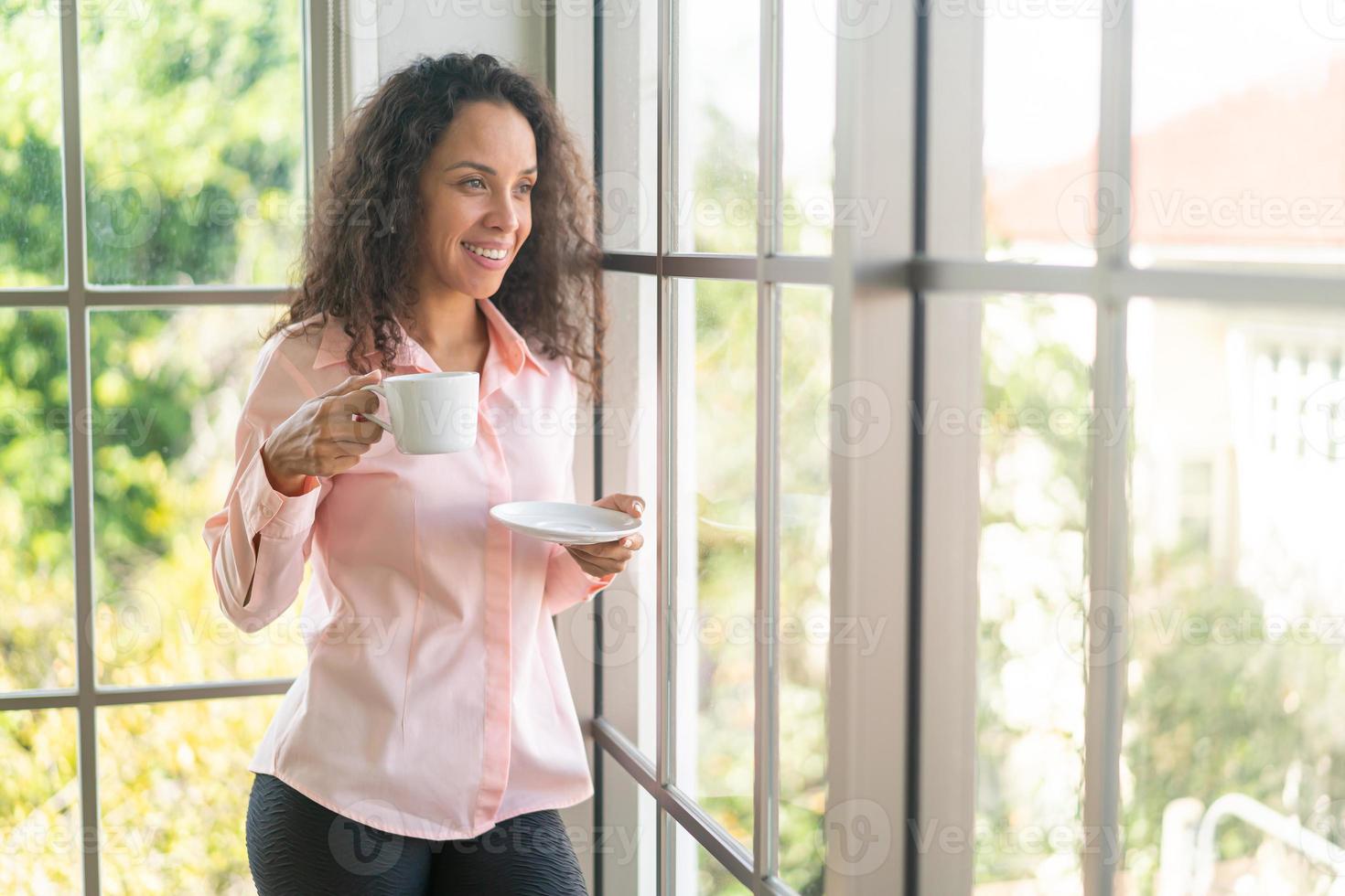 hermosa mujer latina tomando café foto