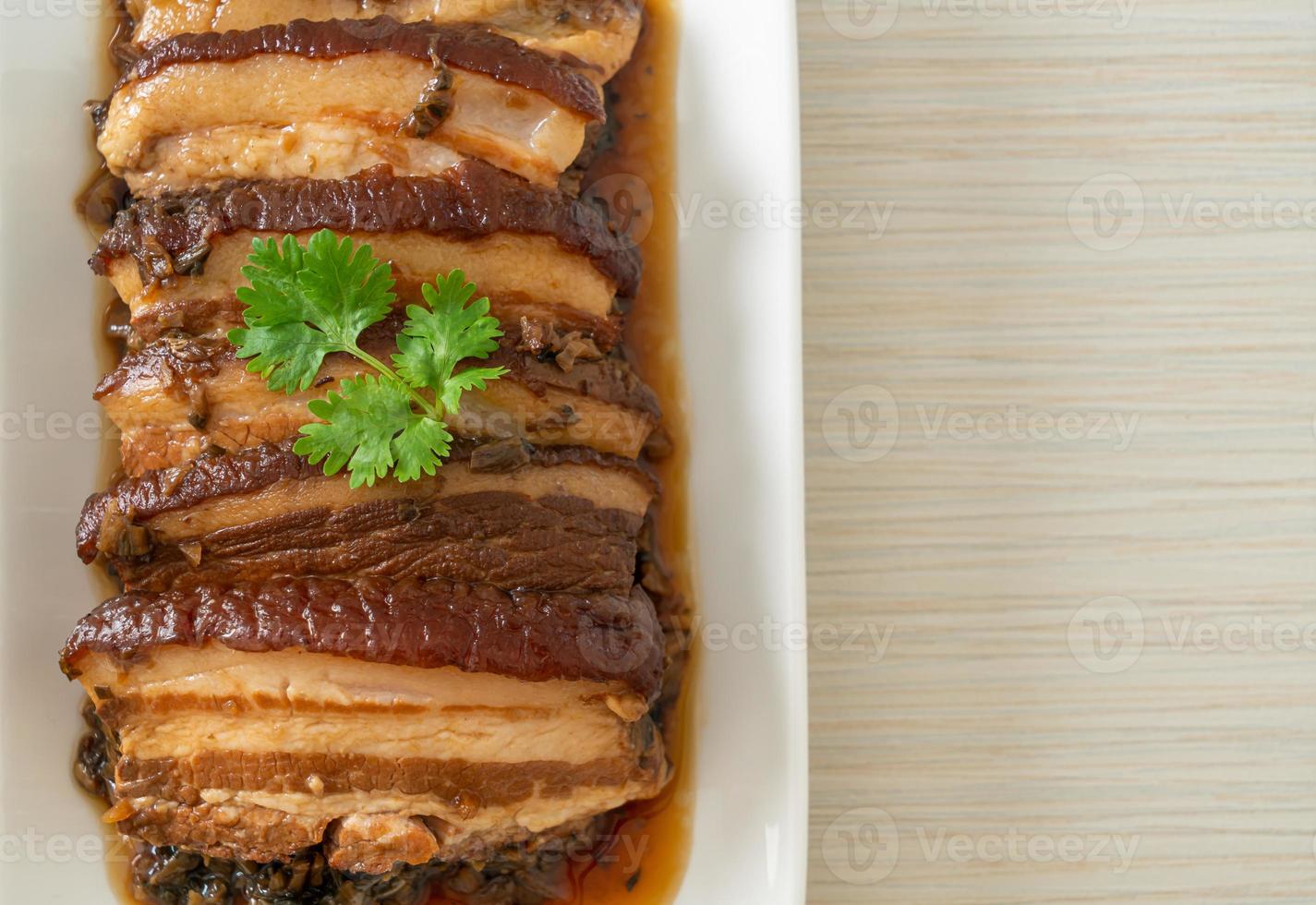 panceta al vapor con recetas de cubbage de mostaza swatow o mei cai kou rou foto