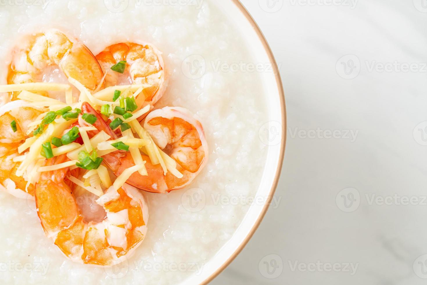 congee con camarones y jengibre fresco foto