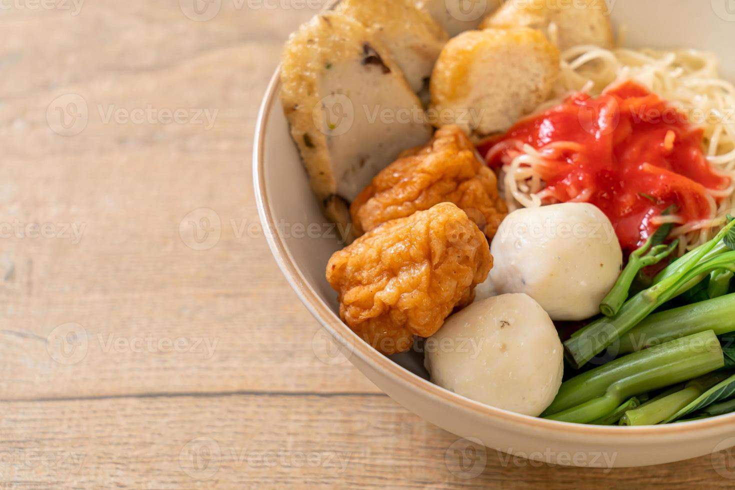 fideos de huevo con bolas de pescado y bolas de camarón en salsa rosa, yen ta cuatro o yenes ta fo foto