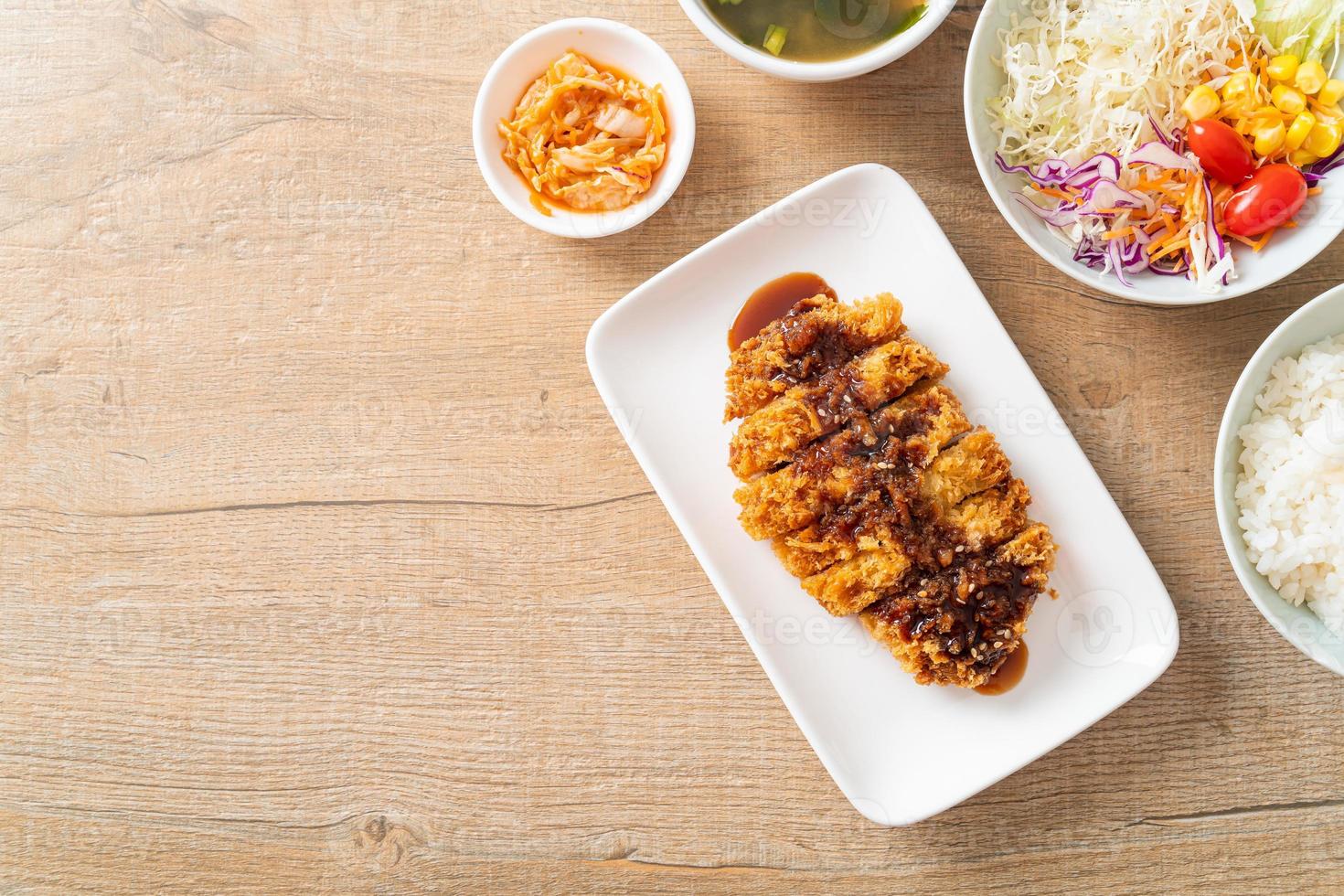 tonkatsu - chuleta de cerdo japonesa frita con arroz foto