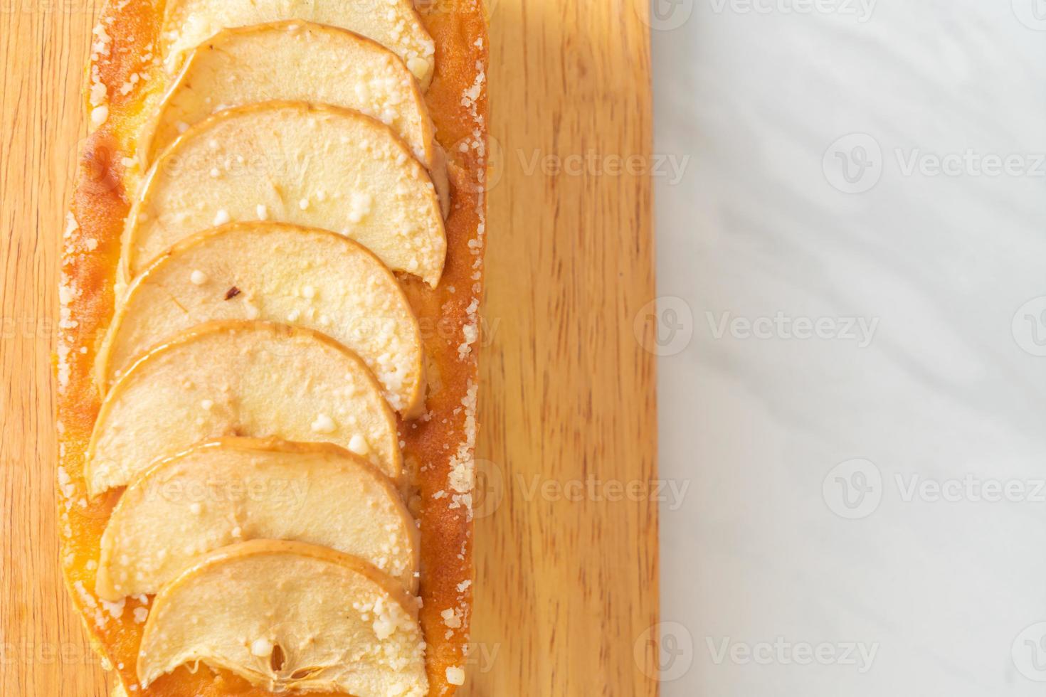 Pan de manzana desmenuzado sobre tablero de madera foto