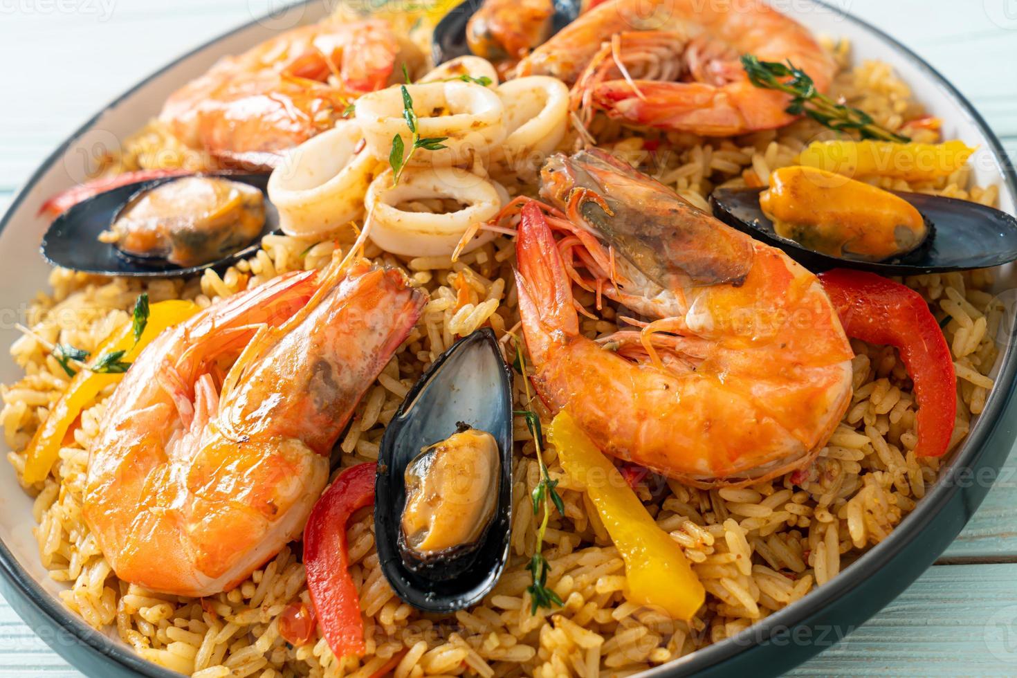 paella de marisco con gambas, almejas, mejillones sobre arroz con azafrán foto