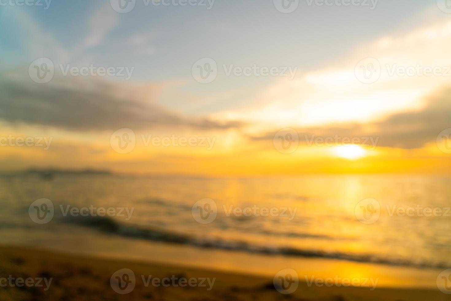 Desenfoque abstracto hermosa playa tropical y mar con cielo crepuscular al atardecer foto