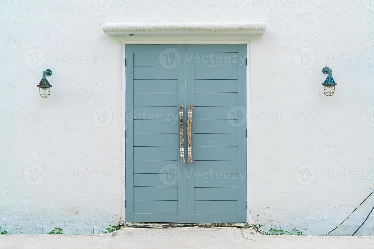 puerta gris con pared blanca foto