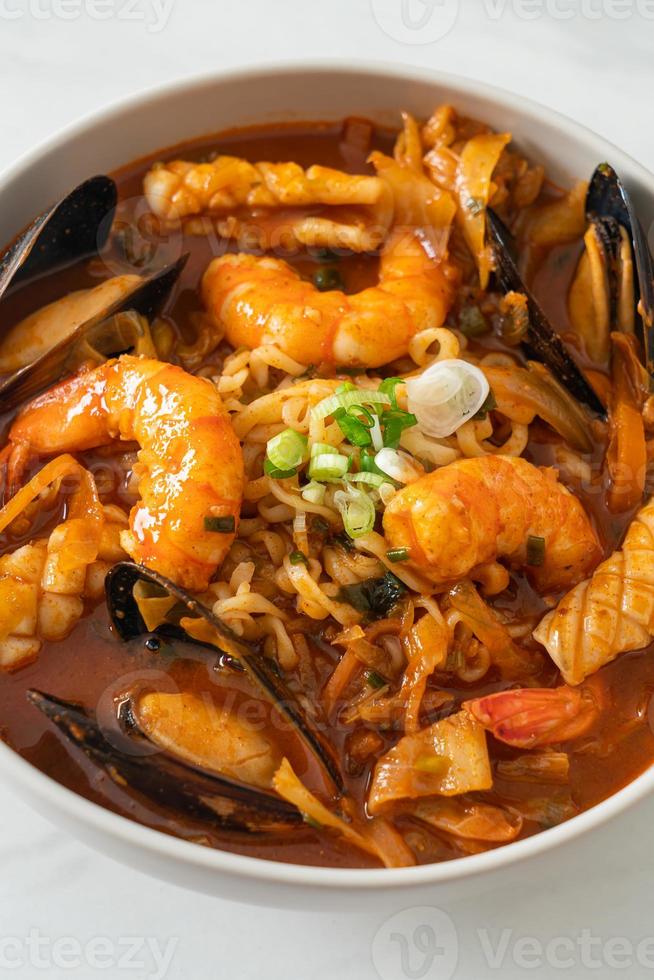 jjamppong - sopa de fideos con mariscos coreana foto