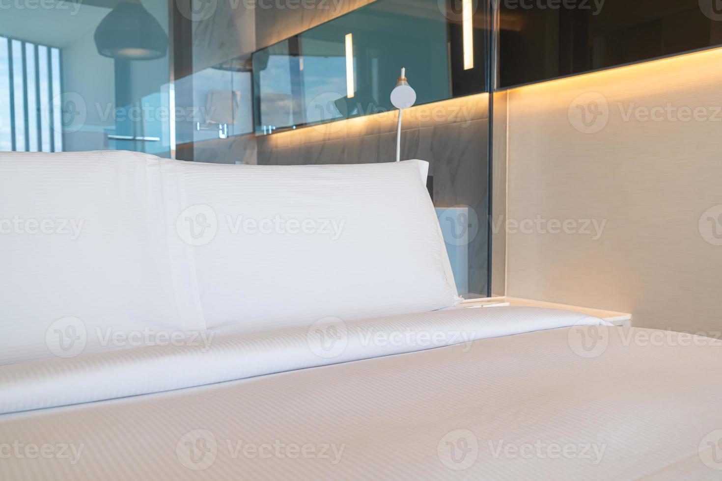 Decoración de almohadas cómodas blancas en la cama foto