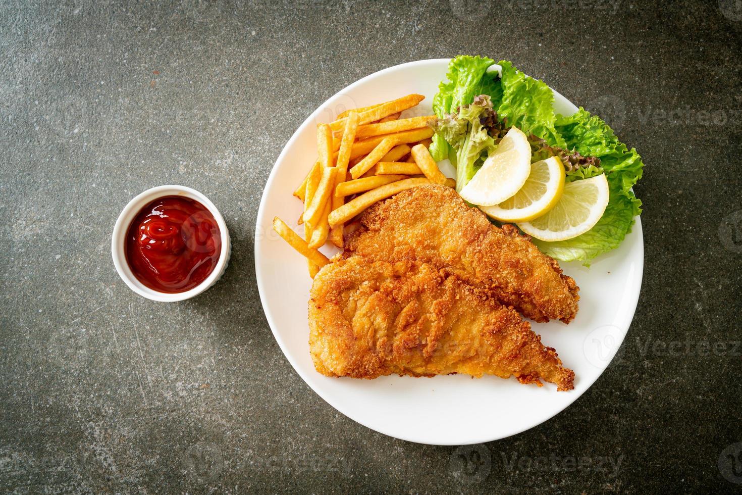 Escalope empanizado casero con papas fritas foto