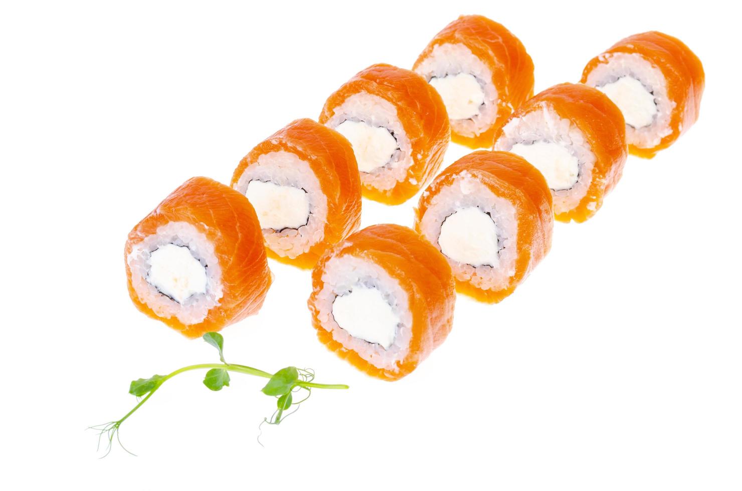 cocina japonesa, rollos de salmón y queso philadelphia. foto