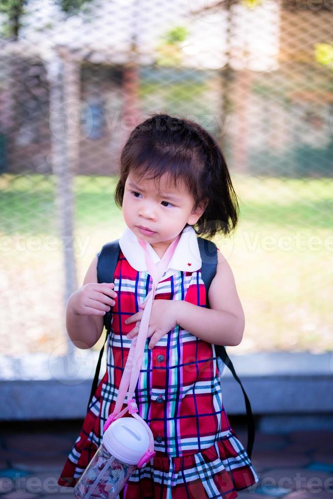 retrato niña asiática. niño cara molesta. imagen vertical. foto