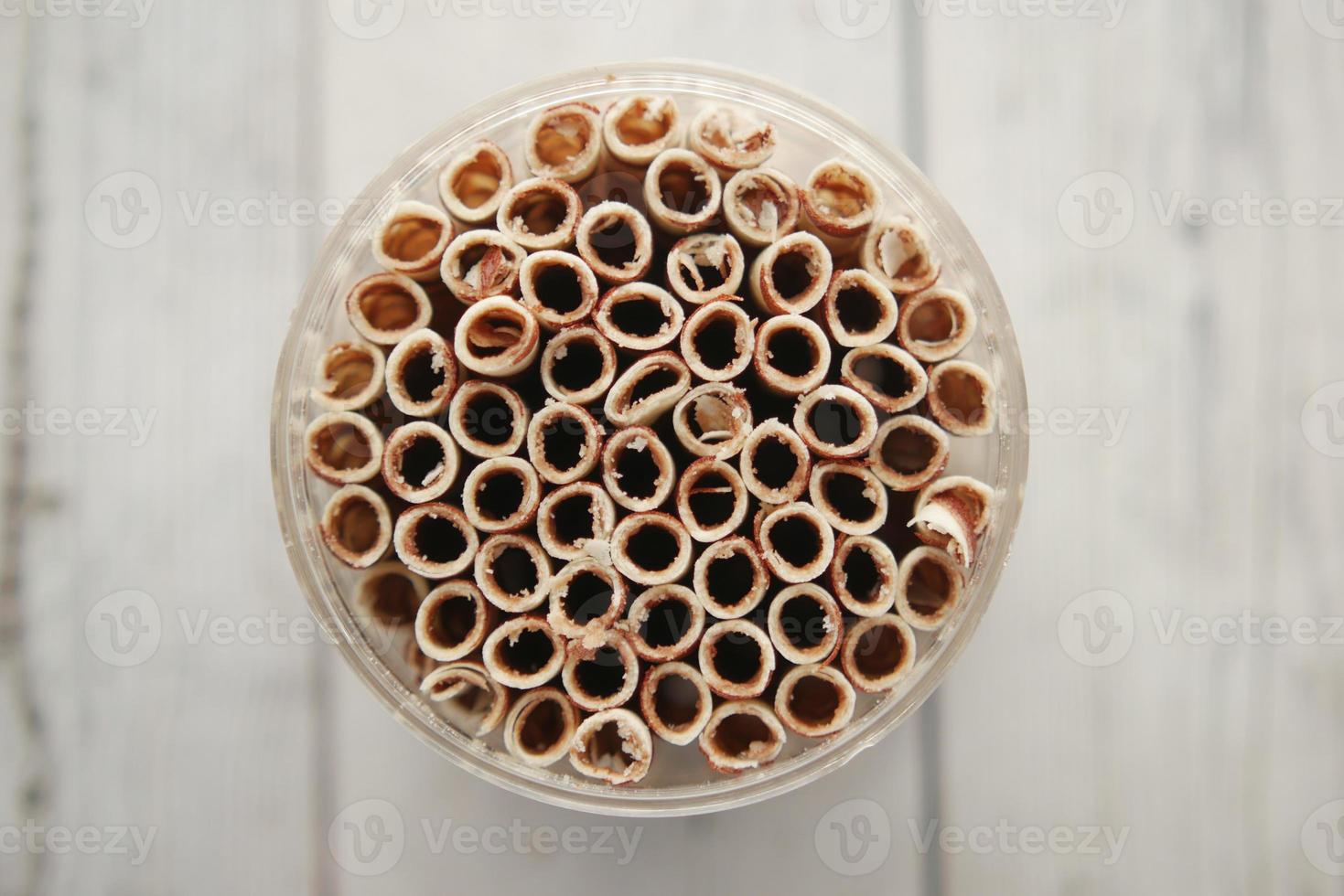 Vista superior del rollo de obleas de chocolate en un recipiente foto