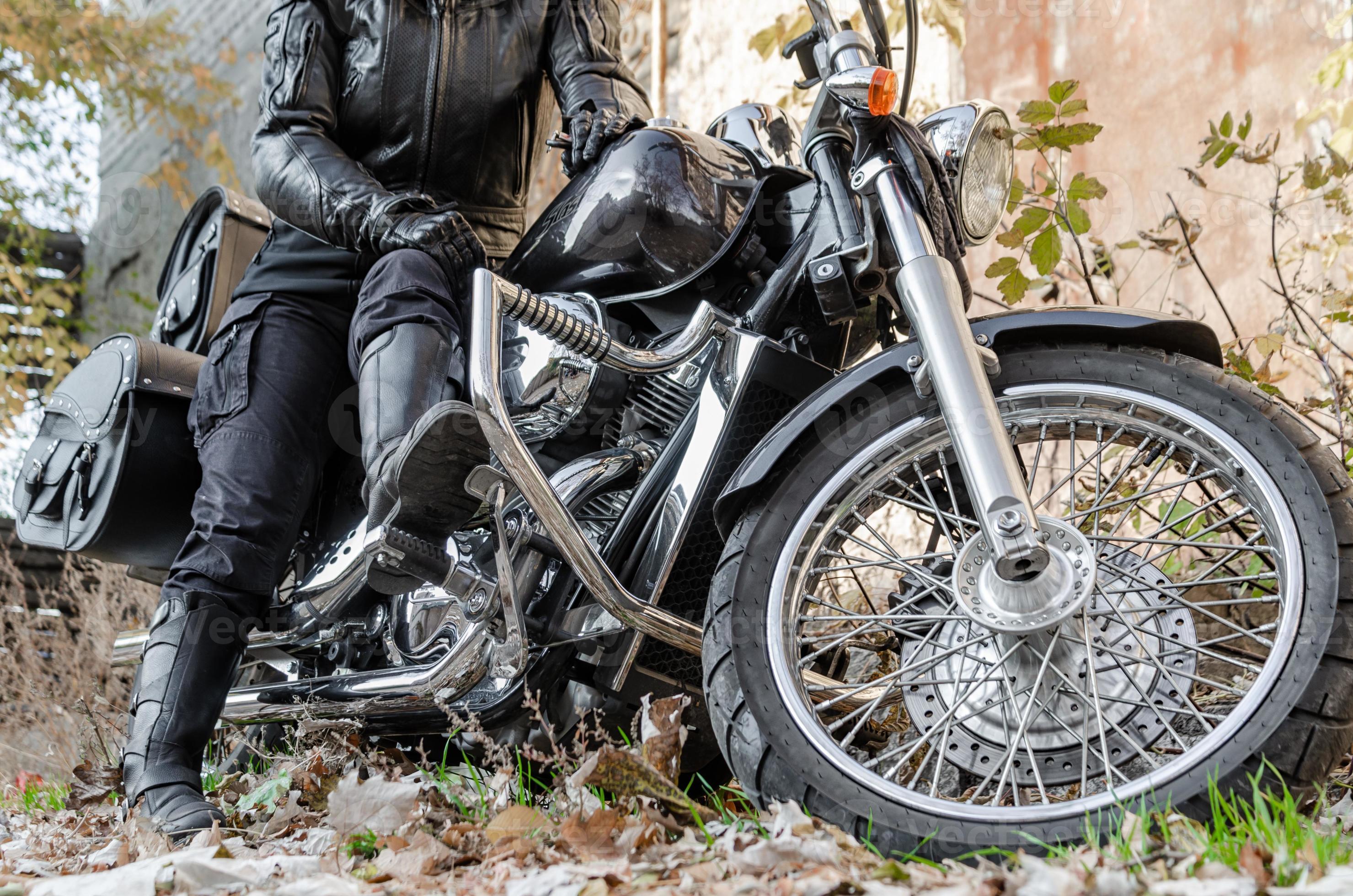 cáustico Renacimiento Foto Chica en chaqueta de motociclista de cuero y botas negras en una motocicleta  chopper 4426293 Foto de stock en Vecteezy