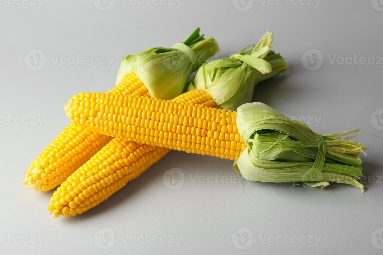 mazorcas de maíz frescas sobre fondo claro foto