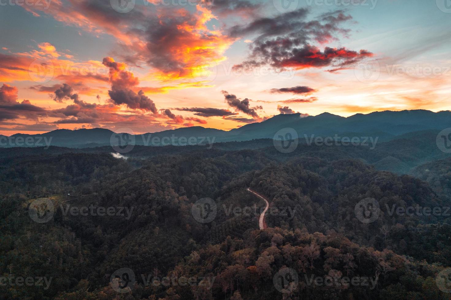 montañas y cielo de la tarde en la aldea rural foto