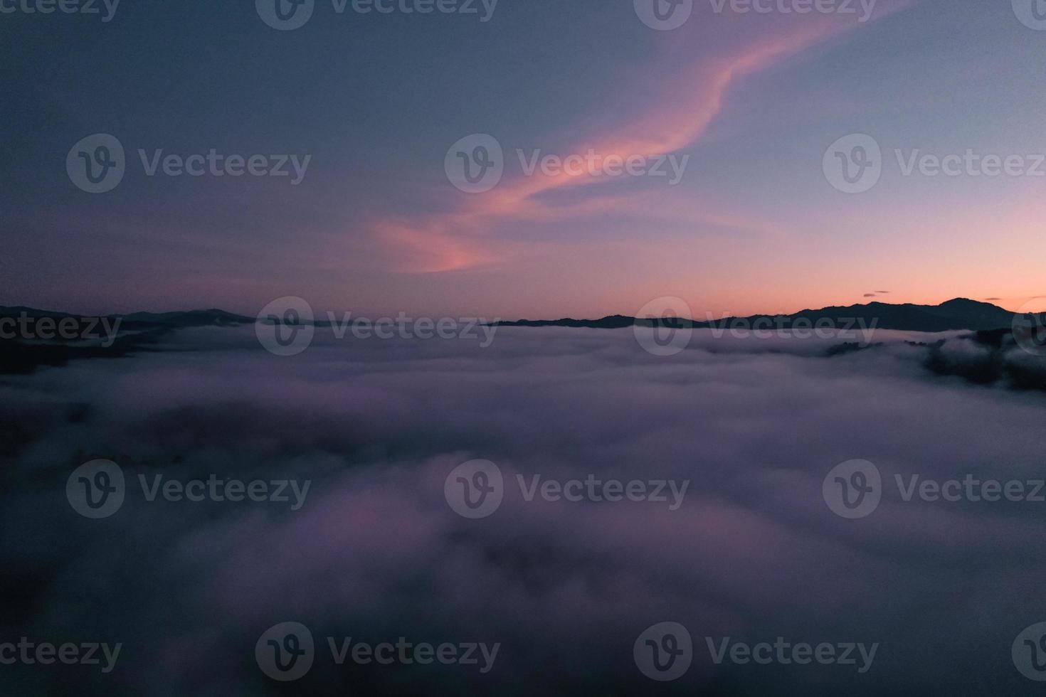 volando sobre las nubes amanecer y niebla foto