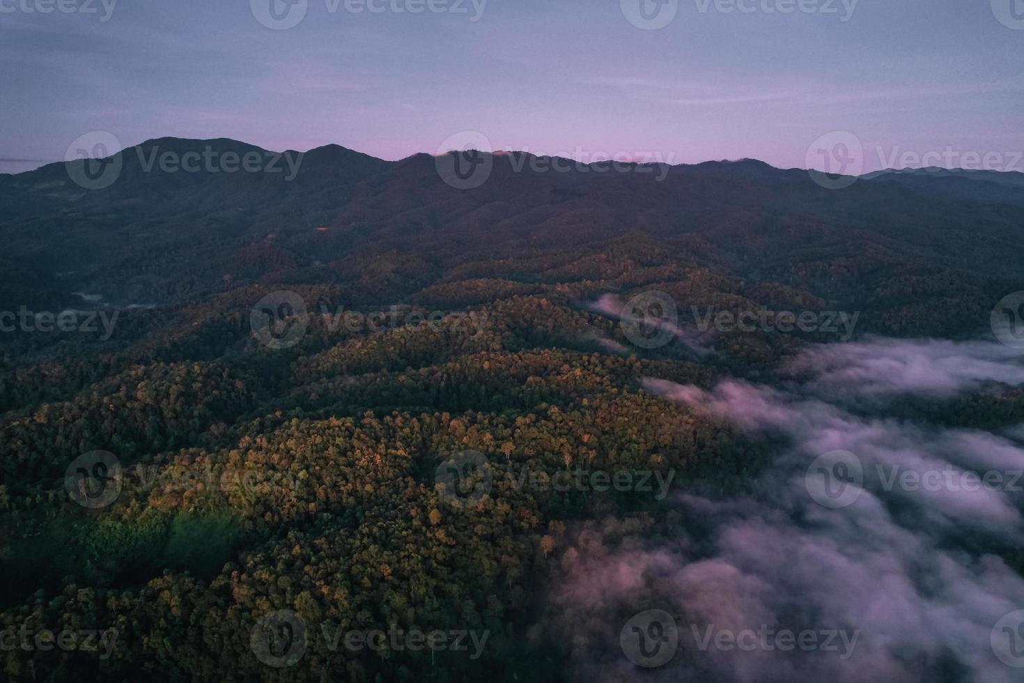 volando sobre las nubes amanecer y niebla foto