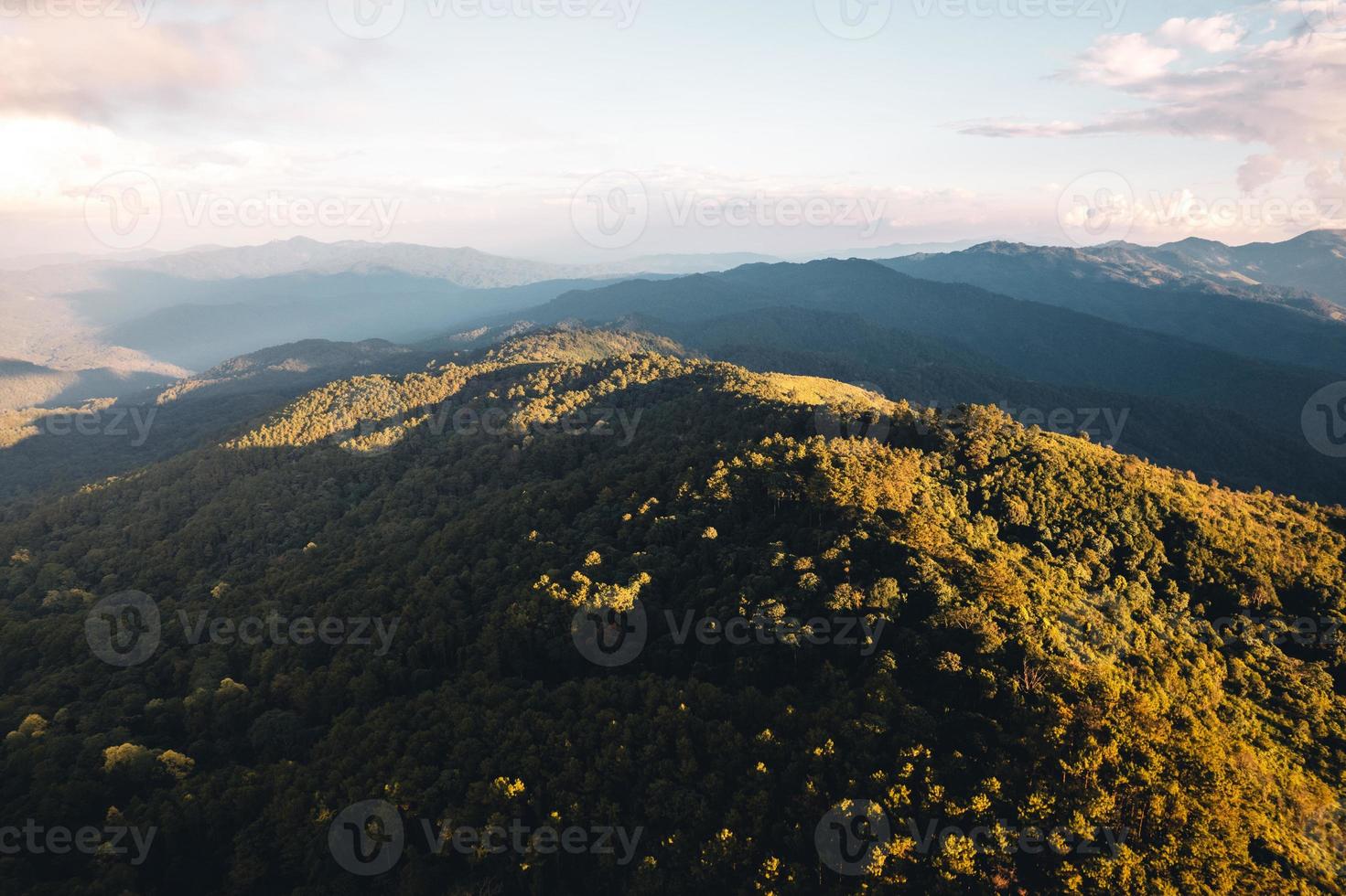 Vista panorámica de las montañas contra el cielo durante la puesta de sol foto