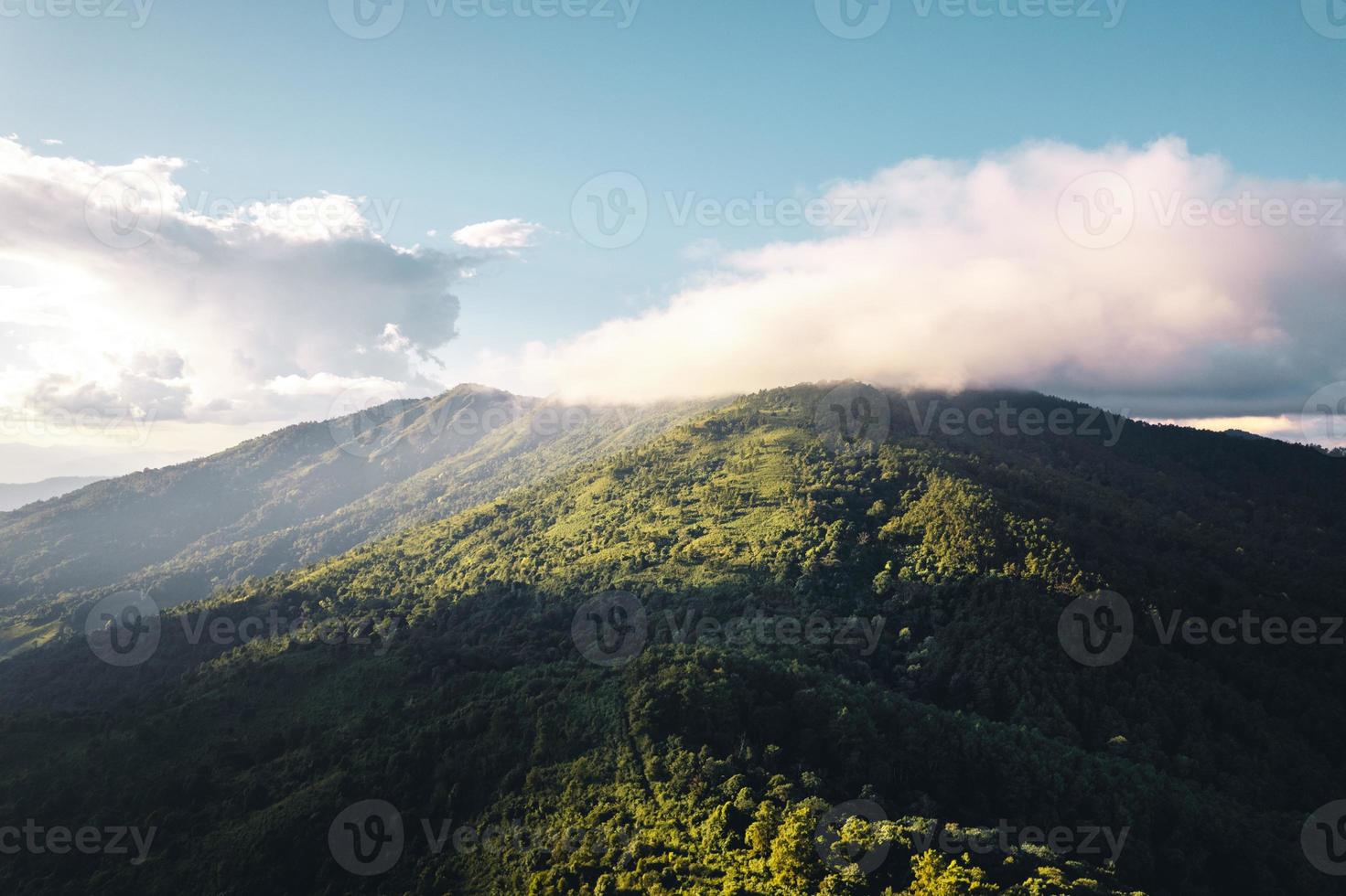 Vista panorámica de las montañas contra el cielo durante la puesta de sol foto