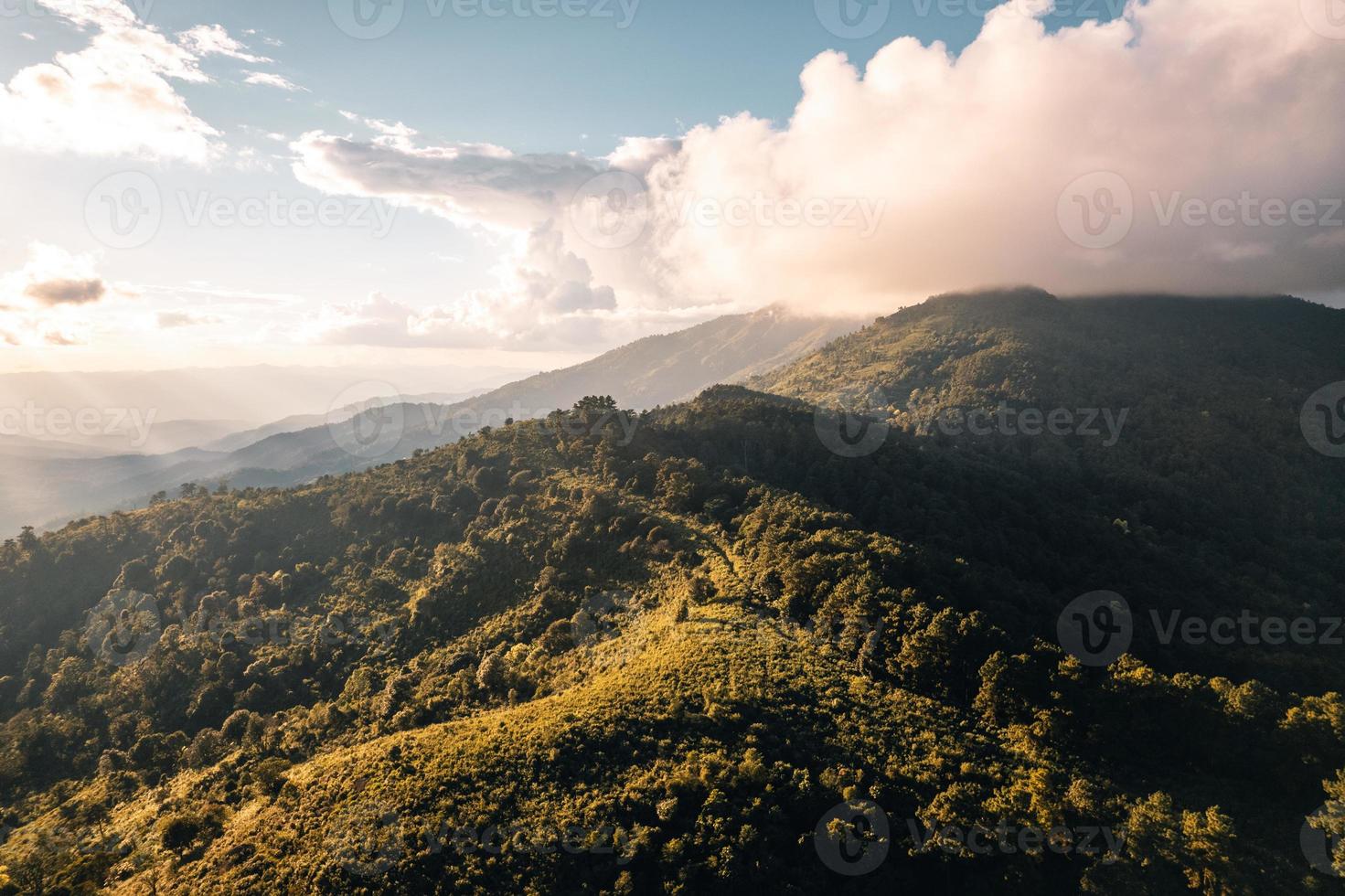 Vista panorámica de las montañas contra el cielo durante la puesta de sol foto