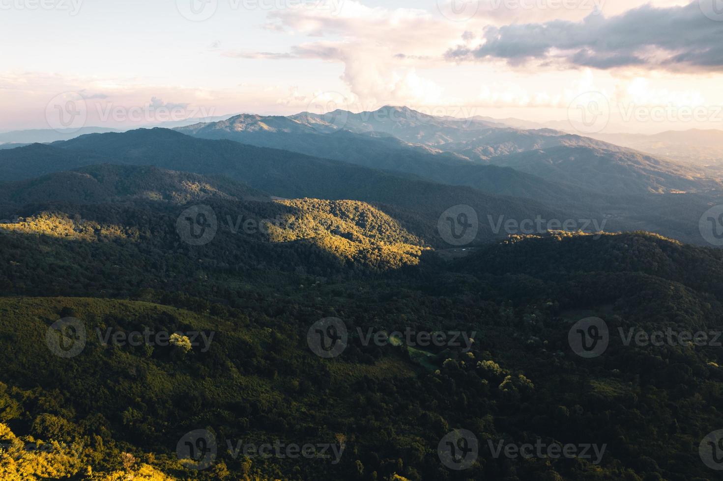 Vista panorámica de las montañas contra el cielo durante la puesta de sol foto