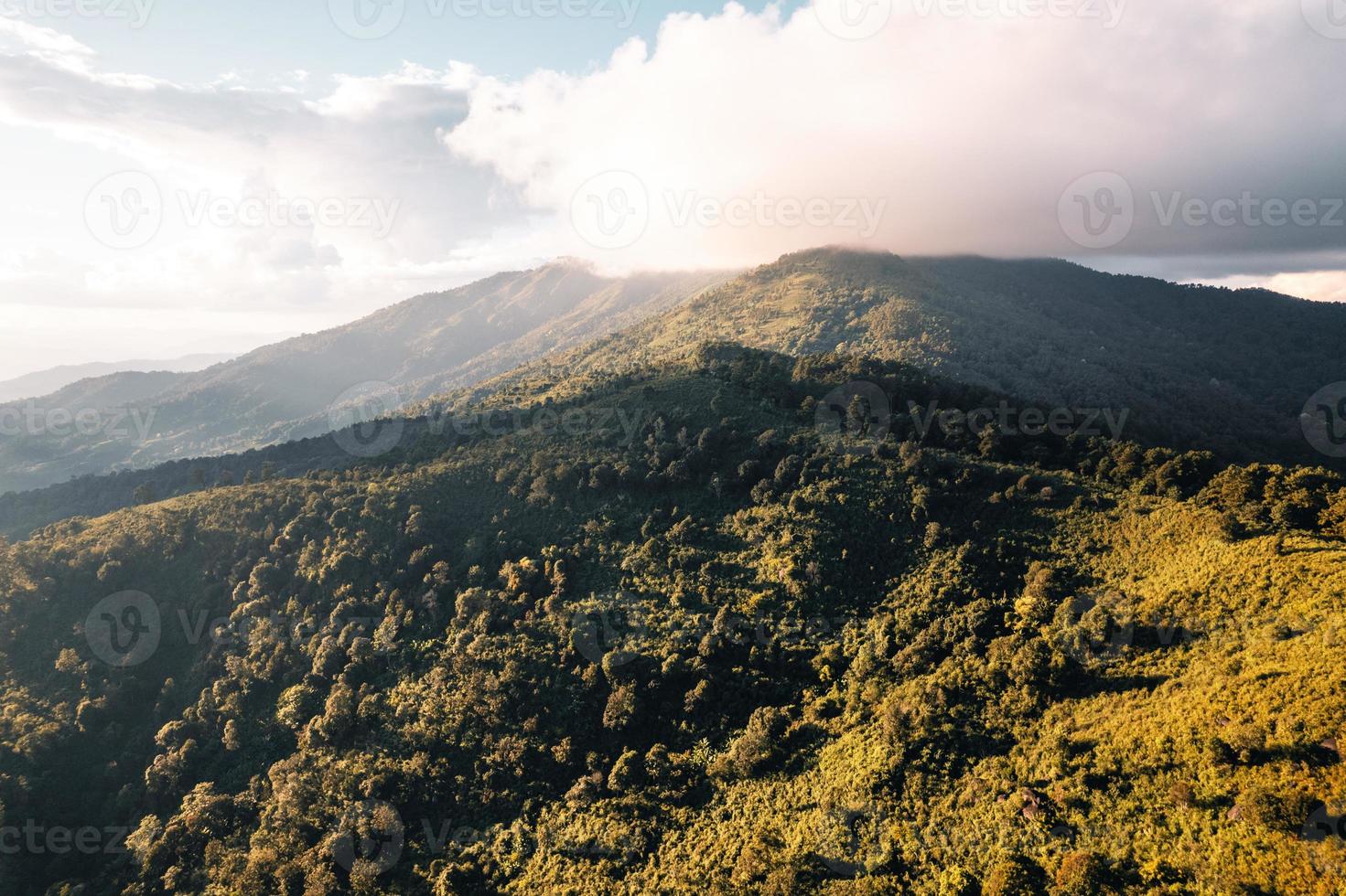 Vista panorámica de las montañas contra el cielo durante la puesta de sol foto