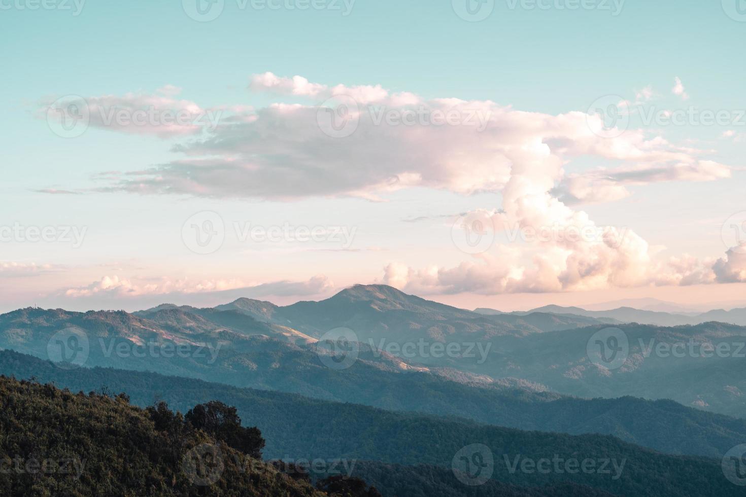 Vista panorámica de las montañas contra el cielo durante la puesta de sol foto