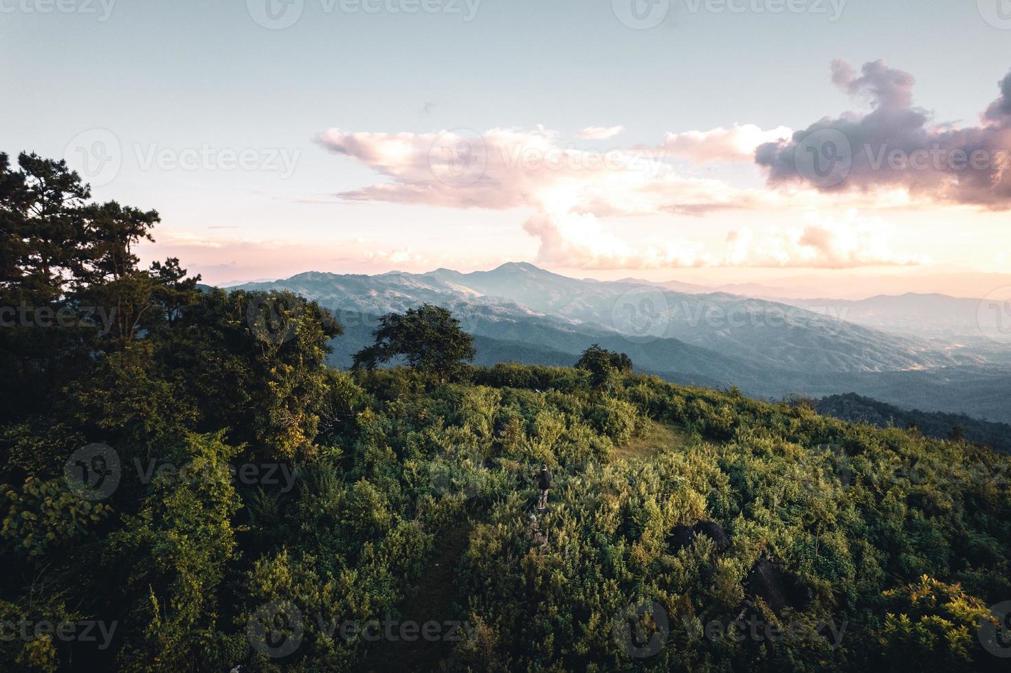 Vista panorámica de las montañas contra el cielo durante la puesta de sol foto