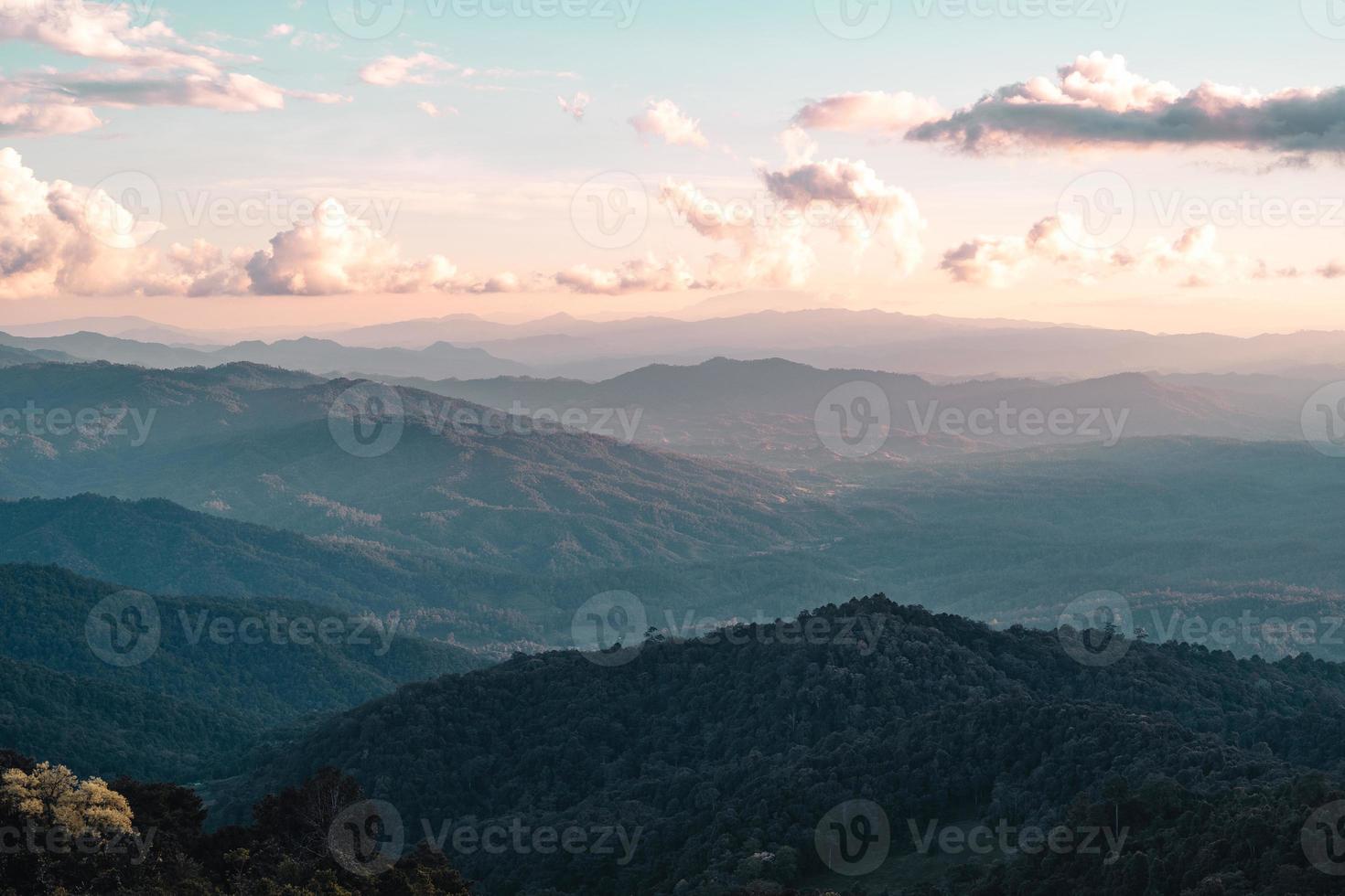 Vista panorámica de las montañas contra el cielo durante la puesta de sol foto