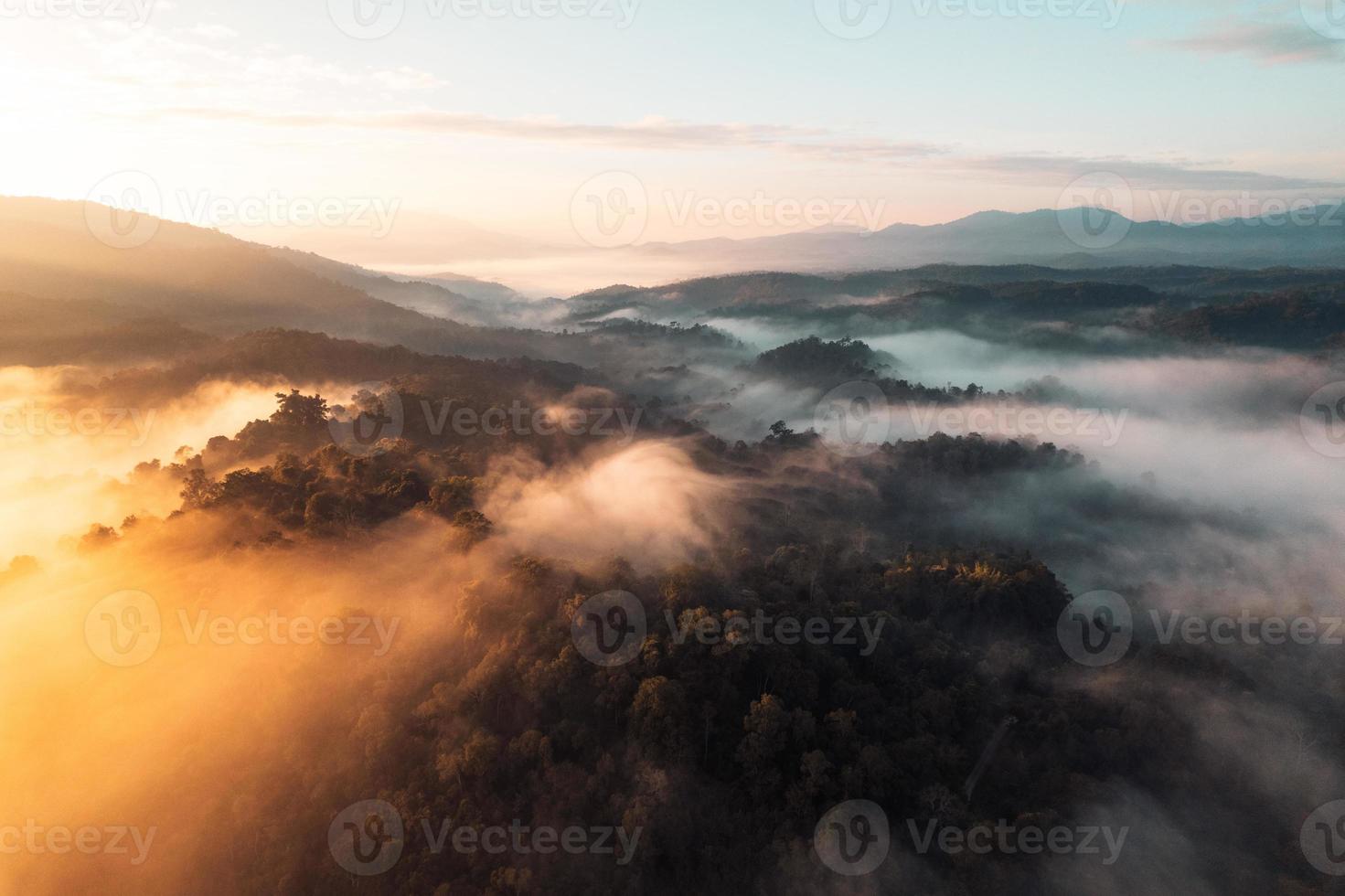 volando sobre las nubes amanecer y niebla foto