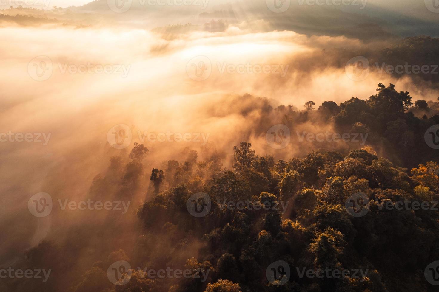 volando sobre las nubes amanecer y niebla foto