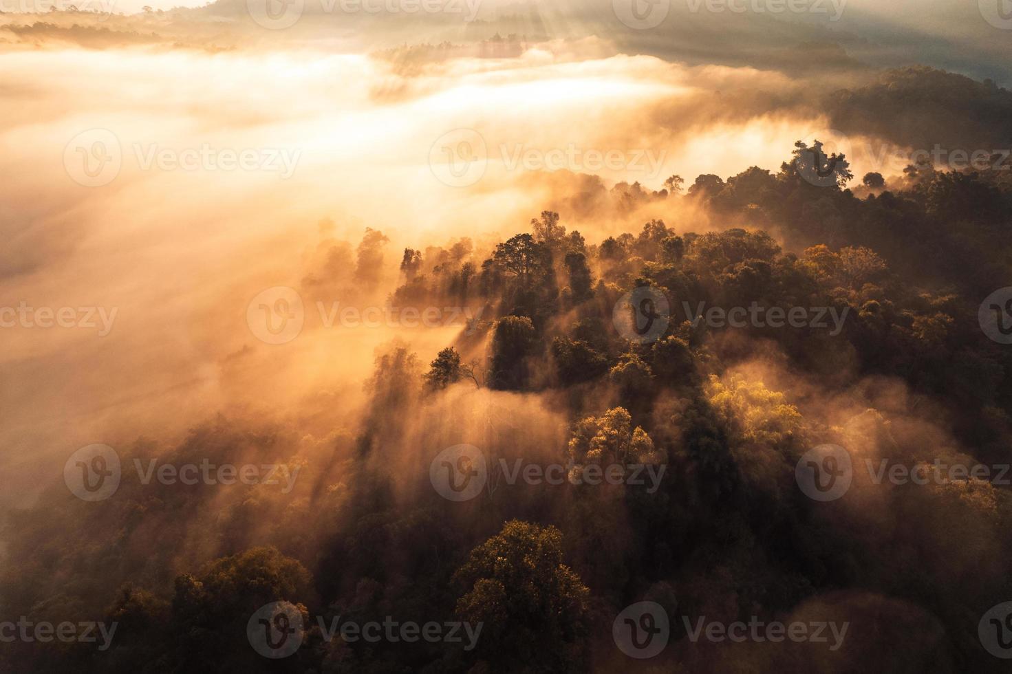 volando sobre las nubes amanecer y niebla foto