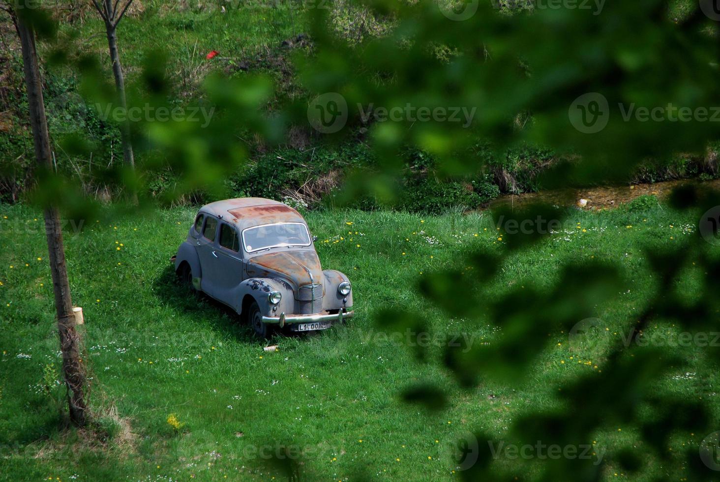 viejo coche clásico en la naturaleza foto