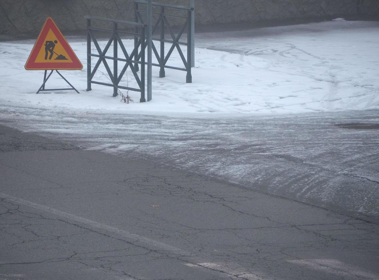 Signo de obras viales en la nieve. foto