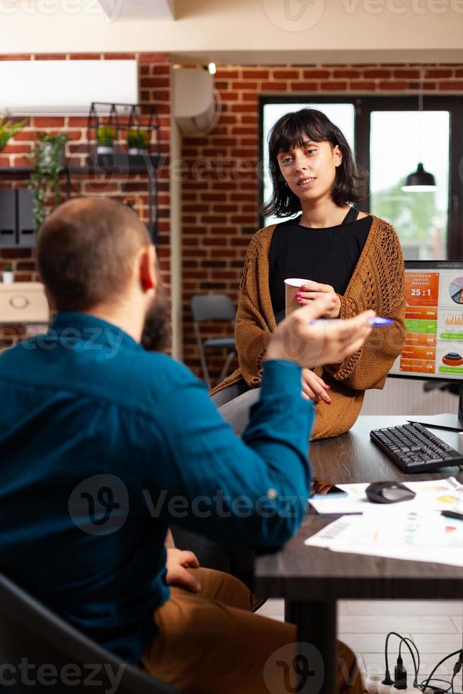 Gerente ejecutivo hablando con mujer emprendedora discutiendo la estrategia de marketing foto