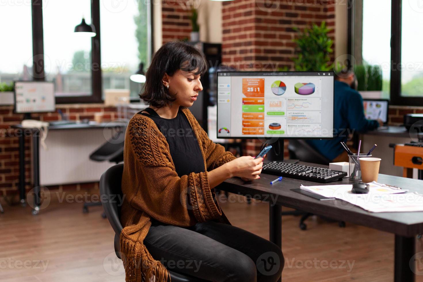 empresario sosteniendo un teléfono inteligente moderno leyendo correo electrónico empresarial foto