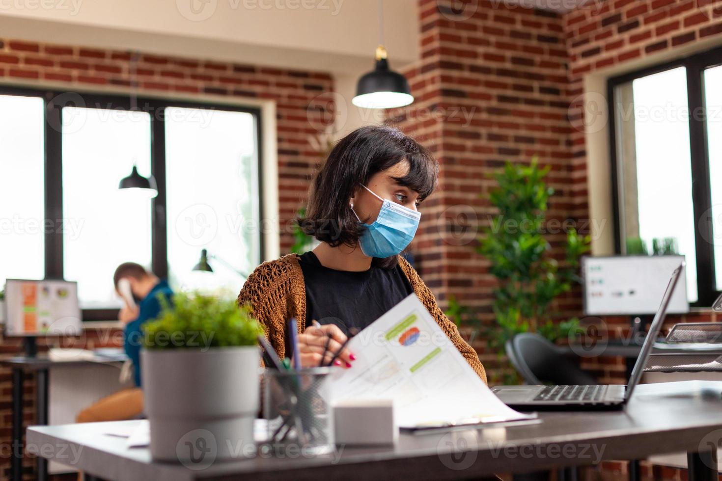 gerente ejecutivo con mascarilla de protección médica para prevenir la infección con covid19 foto