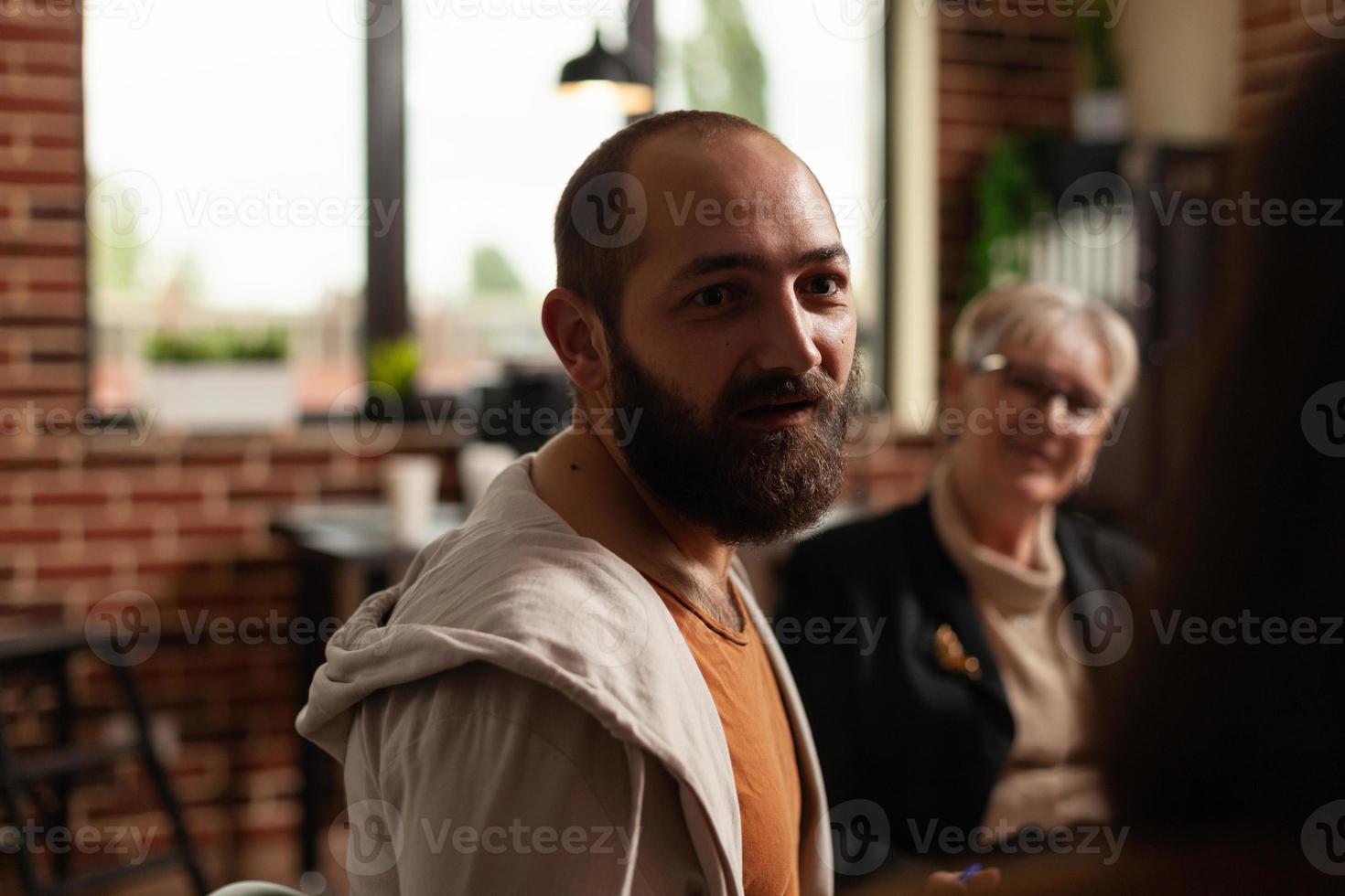 Cerca del hombre que comparte problemas de adicción con un encuentro con personas y especialistas foto